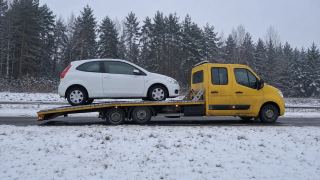 Holowanie auta zimą na lawecie – Otwock