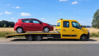 Małe auto miejskie na lawecie – wymiana koła Otwock