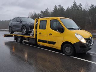 SUV wciągnięty na platformę lawety – transport auta elektrycznego Otwock