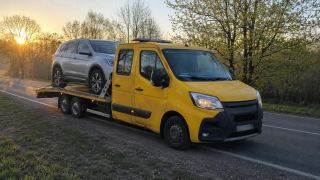 Laweta z SUV-em na platformie o wschodzie słońca – Otwock