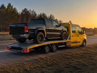 Pickup na platformie o zachodzie słońca – wyciąganie auta z piachu pod Otwockiem